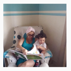 Mama leyendo con Lucas
